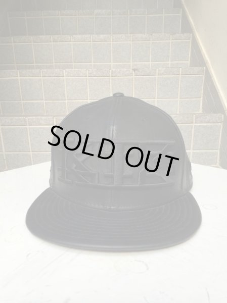 画像2: 【USED】KTZ×NEWERA(ココントウザイ×ニューエラ)ロゴ刺繍レザーキャップ (2)