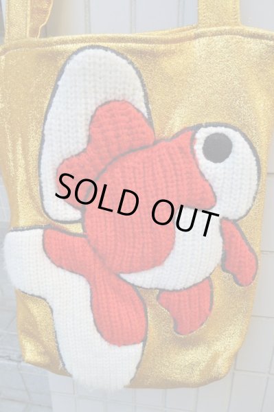 画像2: 【RYOTA MURAKAMI】ゴールド金魚モチーフニットトートバッグ (2)