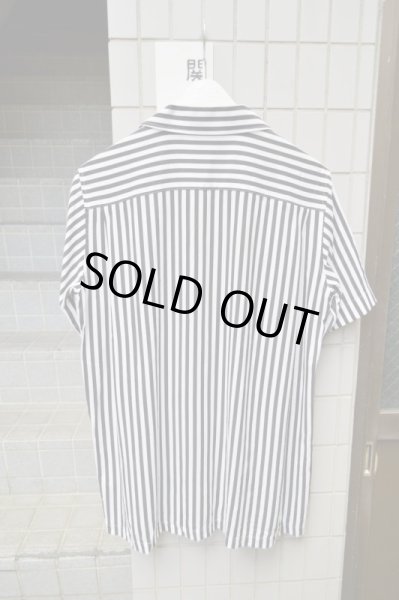 画像2: 【JOHNLAWRENCE SULLIVAN ジョンローレンスサリバン】白×黒ストライプ柄開襟シャツ (2)