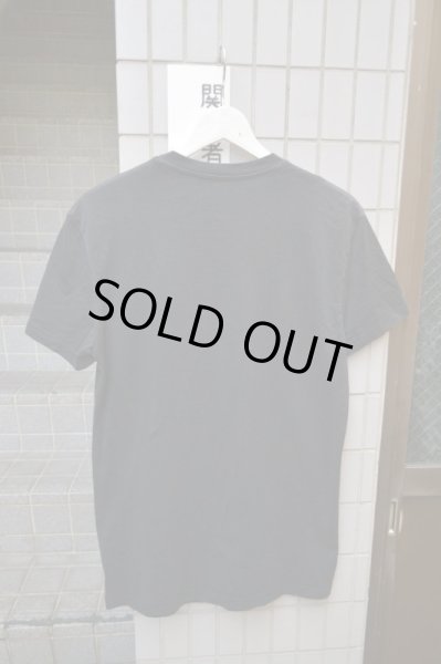 画像2: 【McQ マックキュー】黒パッチ装飾プリントTシャツ (2)