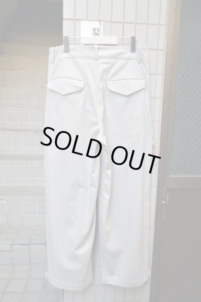 画像2: 【NOZOMI ISHIGURO tambourine ノゾミイシグロ タンバリン】ライトグレー×ピンクテーピングサイドジップデザインパンツ  (2)