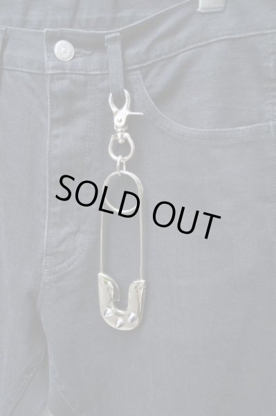 画像7: 【99%IS ナインティナインパーセントイズ】スタッズ安全ピン型ビッグキーホルダー (7)