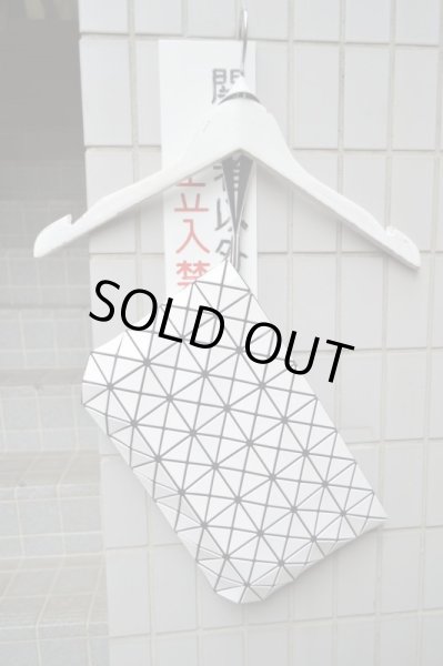 画像2: 【BAOBAO ISSEY MIYAKE バオバオ イッセイミヤケ】クラッチバッグ 白 (2)
