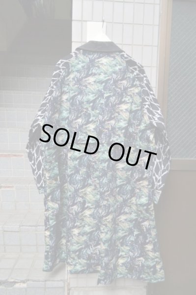 画像2: 【JUVENILE HALL ROLLCALL ジュベナイル ホール ロールコール】クロスボーン×グラフィック総柄切替トレンチコート (2)