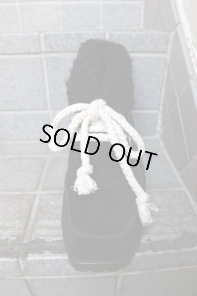 画像2: 【banal chic bizarre バナルシックビザール】ベロアレザー×ボアモカシンヒールブーツ 黒 (2)