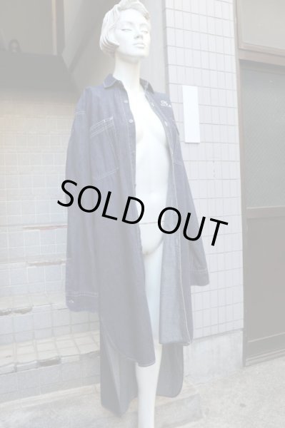 画像8: 【Maison MIHARA YASUHIRO メゾン ミハラヤスヒロ】No Club LONE WOLF バック刺繍ロングデニムシャツ (8)