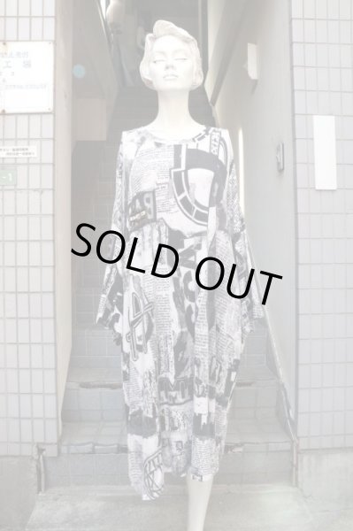 画像8: 【KTZ ココントウザイ】ニュースペーパー総柄ビッグTシャツ (8)