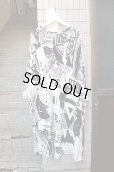 画像2: 【KTZ ココントウザイ】ニュースペーパー総柄ビッグTシャツ (2)