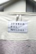 画像9: 【JUVENILE HALL ROLLCALL ジュベナイル ホール ロールコール】マルクスプリント＆パッチ装飾ビッグTシャツ スモークホワイト (9)