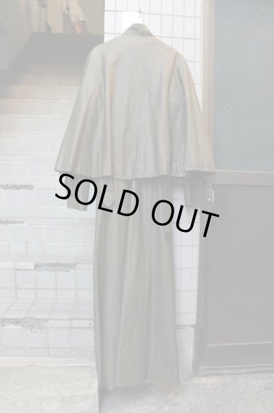 画像2: 【GROWING PAINS グローイングペインズ】ケープ付きFレザーセーラーワンピースコート (2)