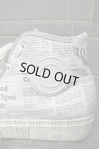 画像4: 【JOHN GALLIANO ジョンガリアーノ】 ニュースペーパー柄レザーハイカットスニーカー (4)