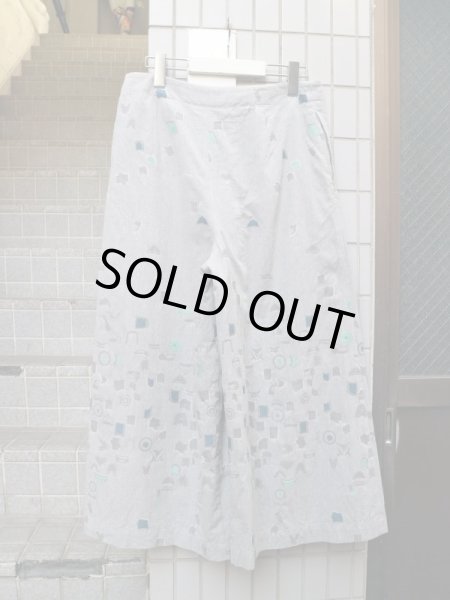 画像2: 【matohu まとふ】 刺繍アシンメトリーワイドパンツ (2)