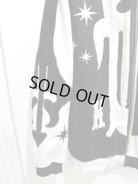 画像4: 【KTZ ケーティーゼット】モノトーン切替パッチ＆刺繍スウェットパーカー (4)