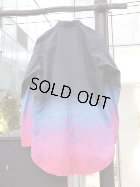 画像2: 【ha za ma はざま】見えないものを見ようとして一人で見上げた真っ赤な空のシャツブラウス (2)