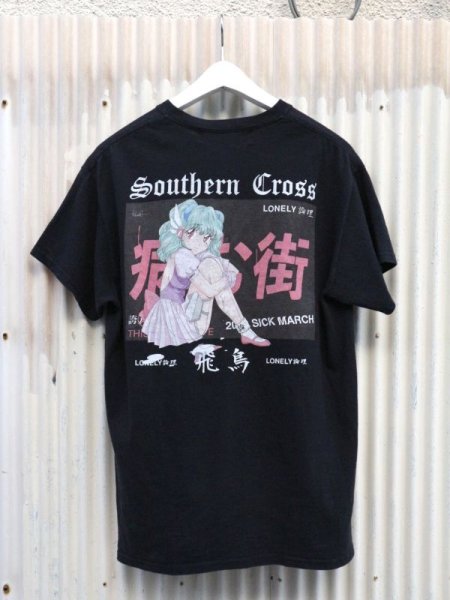 画像1: 【LONELY 論理】病む街 飛鳥 グラフィックプリントTシャツ (1)